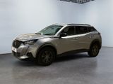 Un SUV argenté est garé dans une pièce aux murs blancs.