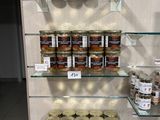 de nombreux bocaux de conserve sur les rayons du magasin