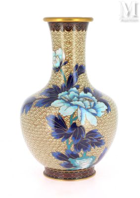 un vase orné d'une fleur bleue, posé sur une table