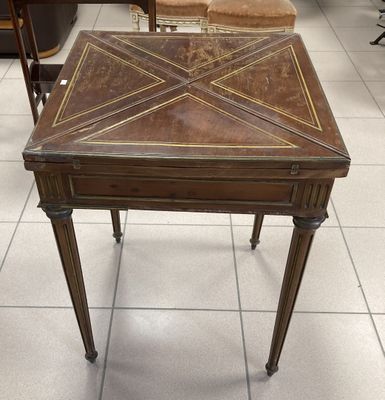 une photo d'une petite table dans un magasin
