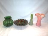 trois vases posés l'un à côté de l'autre sur une table