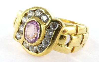 une image représentant une bague en or sertie d'une pierre rose entourée de diamants
