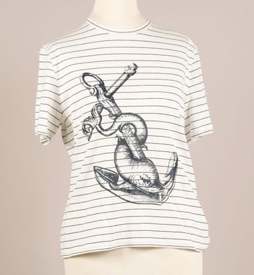 un t-shirt rayé blanc et noir orné d'une ancre