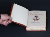 une personne tenant un livre ouvert sur lequel figure une image