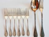 beaucoup de fourchettes et de cuillères sur la table