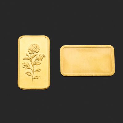 deux lingots d'or, l'un orné d'une rose et l'autre d'une feuille