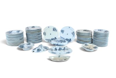 beaucoup d'assiettes et de bols posés sur une table