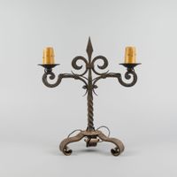Paire de candélabres tripode à deux lumières en fer à décor … (photo 2)