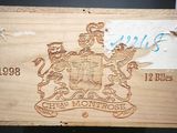 une boîte en bois sur laquelle est représenté un blason