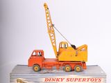 un camion jouet surmonté d'une grue