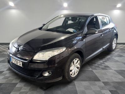 la photo d'une voiture noire sur un sol en damier