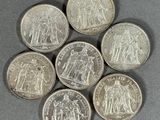 six souverains d'argent britanniques disposés en cercle sur un fond gris