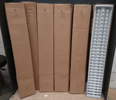 plusieurs cartons empilés les uns sur les autres par terre