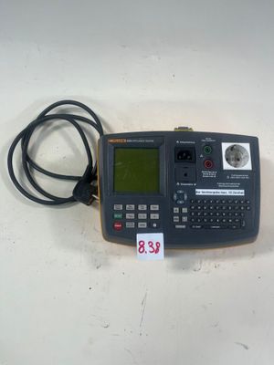 une image représentant un ordinateur de poche posé sur une table