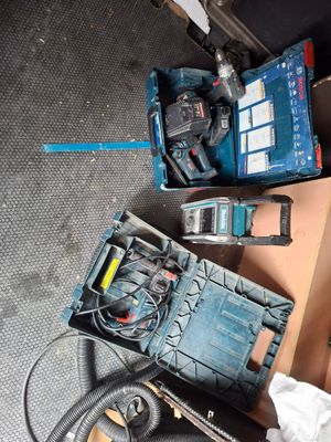 de nombreux outils posés sur une table