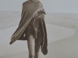 une photo en noir et blanc d'une femme debout sur la plage