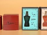 trois boîtes de parfum posées les unes à côté des autres sur une table