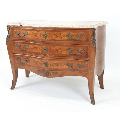 Commode de style Louis XV marquetée à façade bombée, ouvrant…