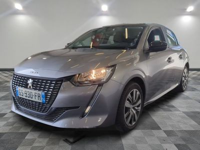 la voiture argentée est garée dans le garage sur le sol en damier