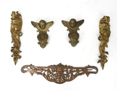 Plusieurs objets anciens en laiton sont exposés sur un fond blanc