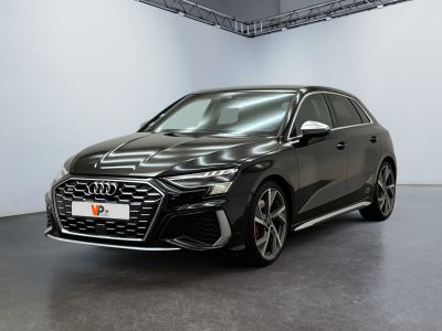 Une Audi Q4 noire est garée dans une grande pièce