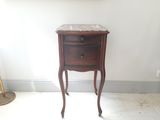 une petite table en bois avec un plateau en marbre