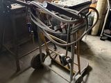 un petit chariot contenant de nombreux outils