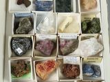 une boîte remplie de différentes sortes de roches et de minéraux