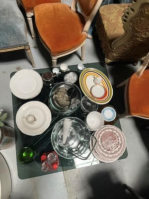 une table sur laquelle sont disposés de nombreux plats et bols