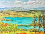 tableau représentant un lac, des montagnes et des arbres