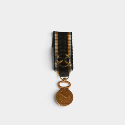 gros plan d'une médaille sur une surface blanche