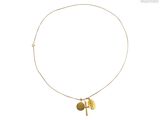 gros plan d'un collier sur fond blanc