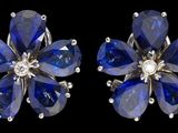 paire de boucles d'oreilles en forme de fleur, en saphir bleu et diamants