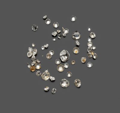 un ensemble de diamants et de pierres taillées en diamant