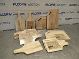 Plusieurs planches à découper en bois sont posées sur une table.
