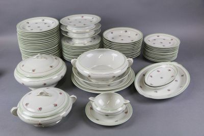 beaucoup d'assiettes, de tasses et de soucoupes sur la table