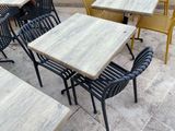 de nombreuses tables et chaises installées à l'extérieur, sur la terrasse