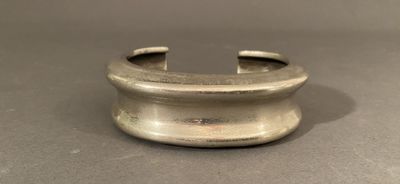 bracelet manchette plaqué argent, au motif incurvé sur une surface grise