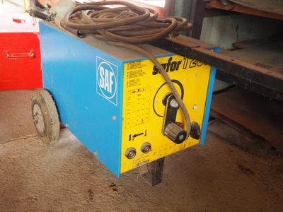 une machine posée sur le sol dans le garage