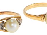 deux bagues en or ornées de perles et de diamants, sur fond blanc
