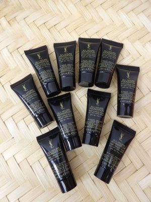 un tas de tubes noirs posés sur un plancher en bois