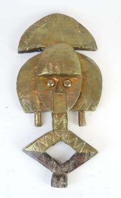 une image représentant un objet métallique sur lequel figure un visage