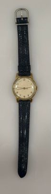 une image d'une montre-bracelet sur une surface blanche