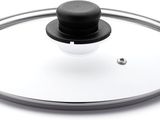 un couvercle en verre muni d'un bouton noir