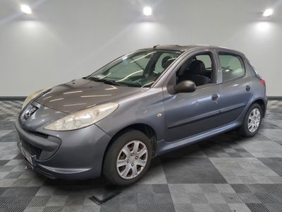 la photo d'une voiture grise garée dans un garage
