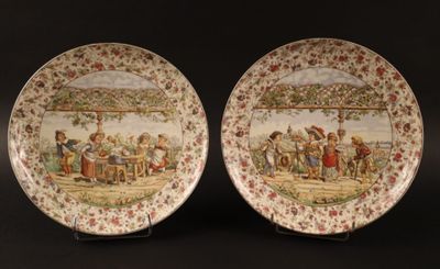 deux assiettes ornées d'une peinture, posées sur une surface noire