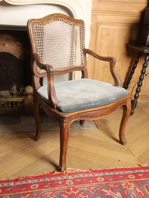 une chaise qui se trouve devant une cheminée