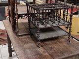 une table en bois sur laquelle est posée une chaise, au milieu d'une pièce