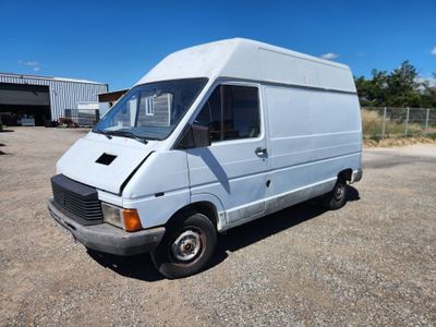 une camionnette blanche garée dans un parking