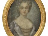 portrait d'une femme en robe blanche dans un cadre doré